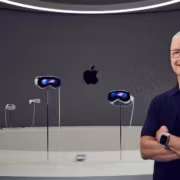 Тим Кук и демонстрация современных устройств Apple