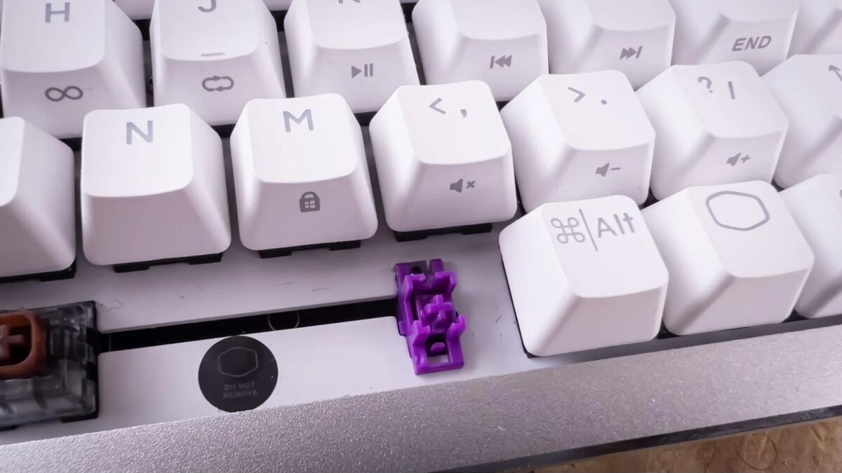 Белая механическая клавиатура с клавишами на русском языке