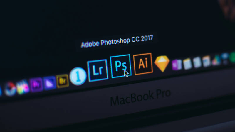 Значки Adobe Photoshop CC 2017 и других приложений на экране MacBook Pro