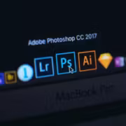 Значки Adobe Photoshop CC 2017 и других приложений на экране MacBook Pro
