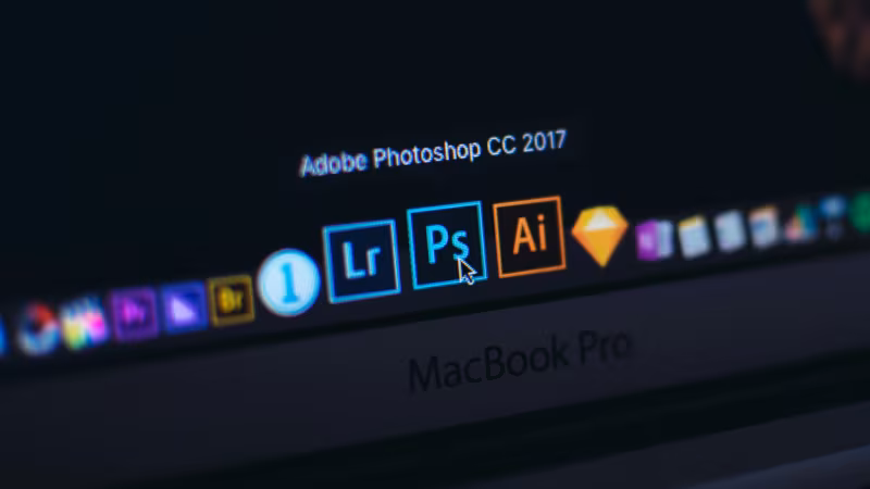 Значки Adobe Photoshop CC 2017 и других приложений на экране MacBook Pro