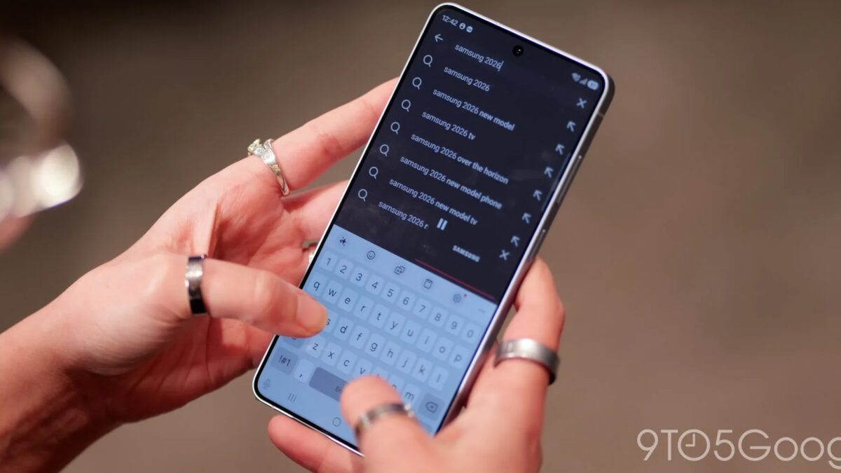 Человек держит смартфон Samsung с поиском по истории