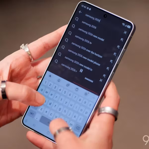 Человек держит смартфон Samsung с поиском по истории