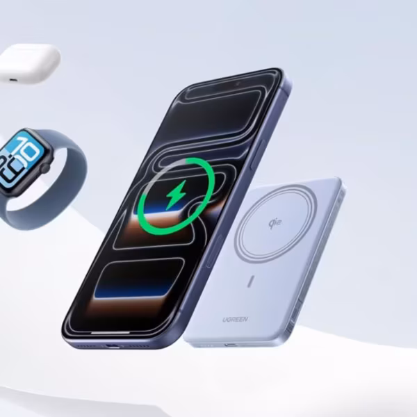 Ugreen MagFlow Air, беспроводной зарядный блок и портативный павербанк, размещённые на белом фоне