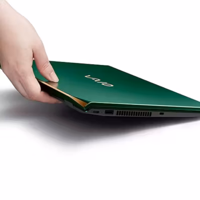 Пальцы держащее зелёный ноутбук Vaio SX14-R