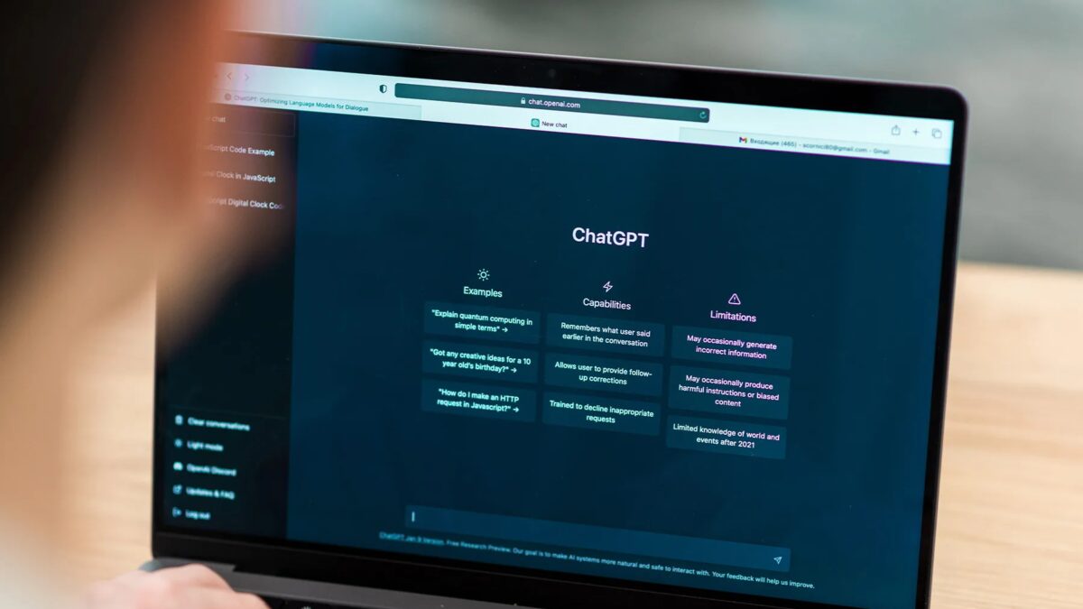 экран ноутбука с сайтом ChatGPT