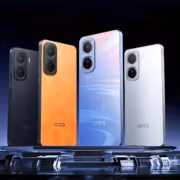 Четыре смартфона iQOO Neo 7 с разными цветами