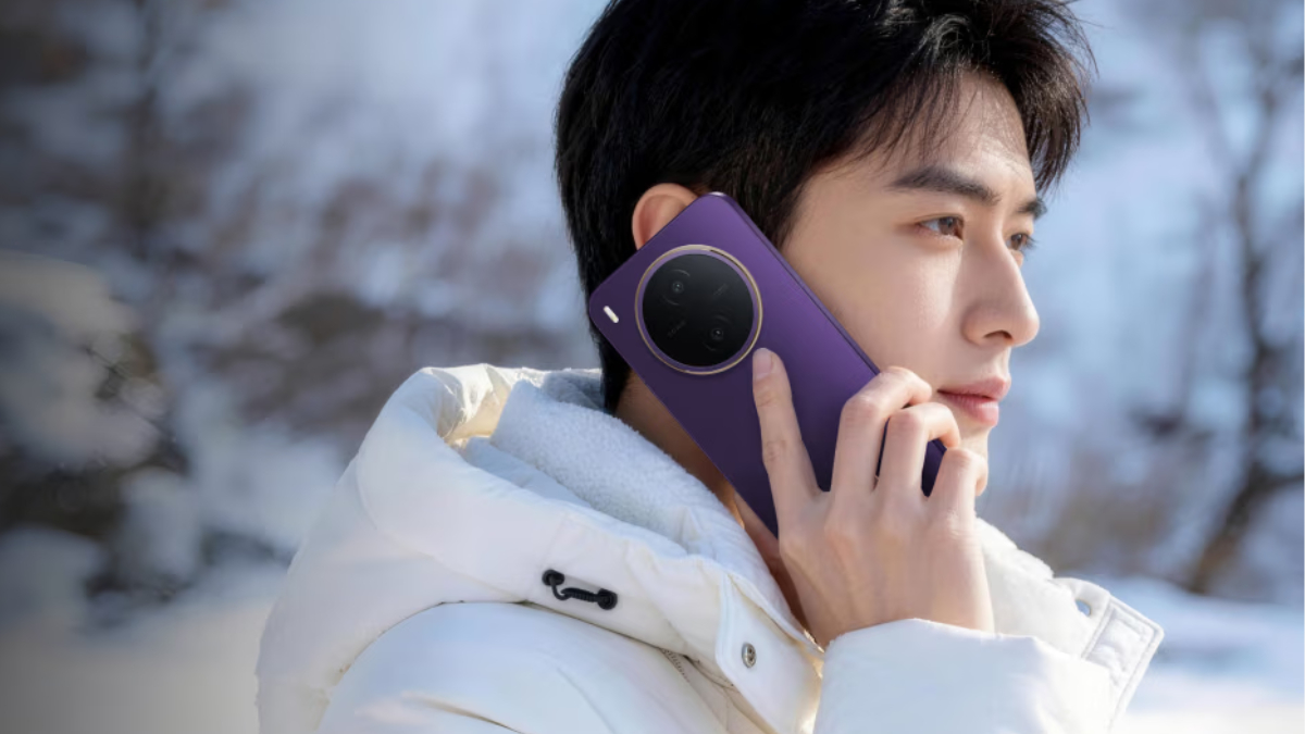 Мужчина в зимней одежде держит телефон Vivo Y600 Pro у уха