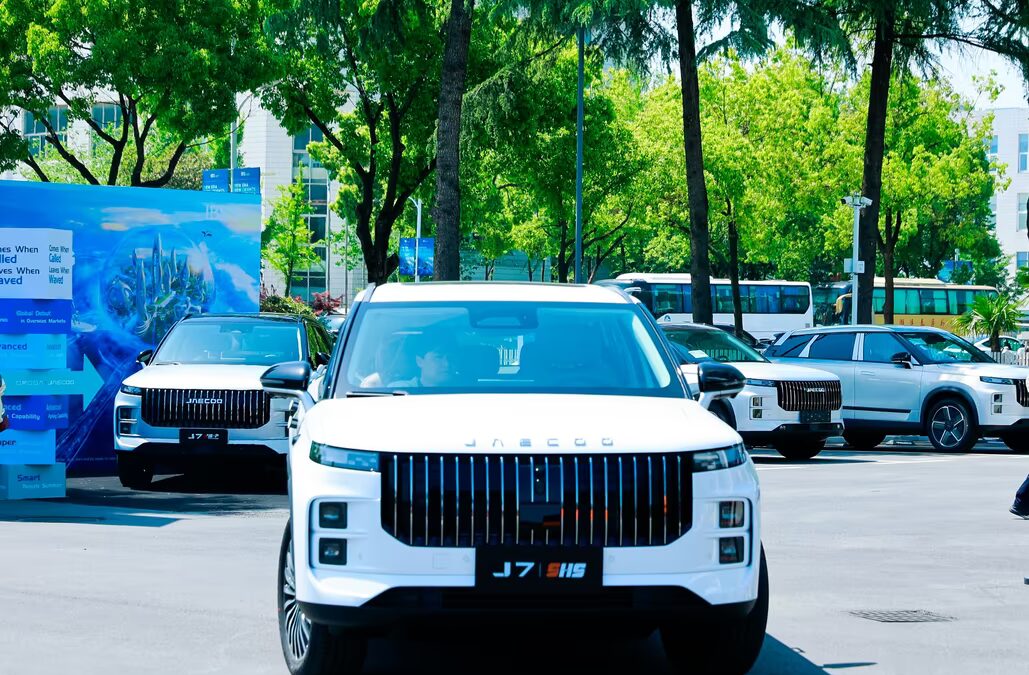 Электромобиль J7 SH в парковке с деревьями