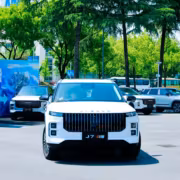 Электромобиль J7 SH в парковке с деревьями