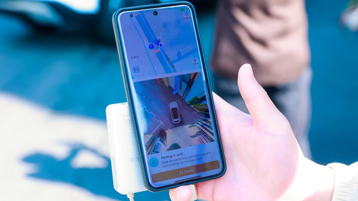 Мобильный телефон с приложением Omoda и Jaecoo для парковки