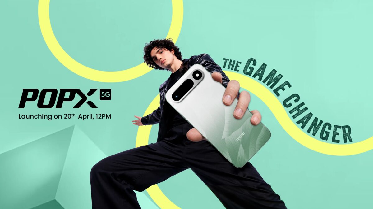 Мужчина держит смартфон Tecno Pop X 5G