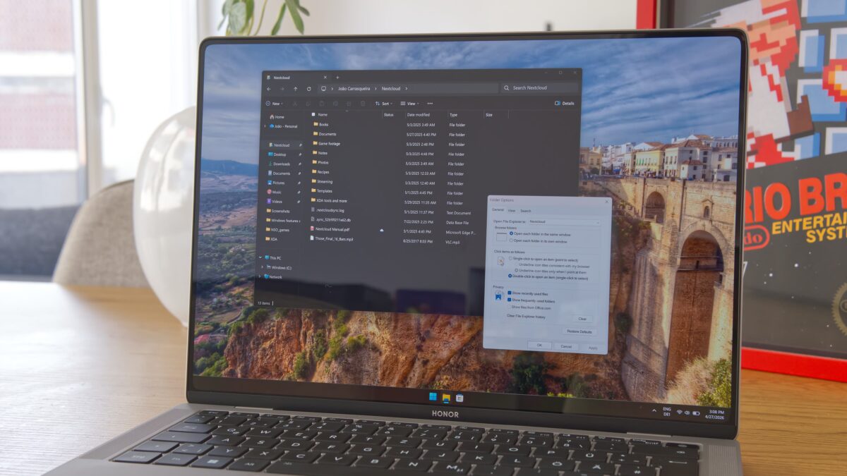 ноутбук Honor с открытым окном настроек Windows