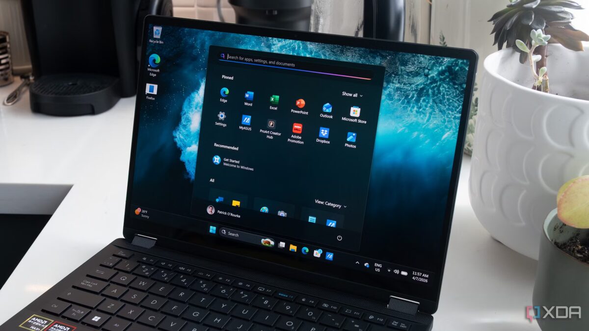 Ноутбук с открытым меню приложений Windows 11 на экране