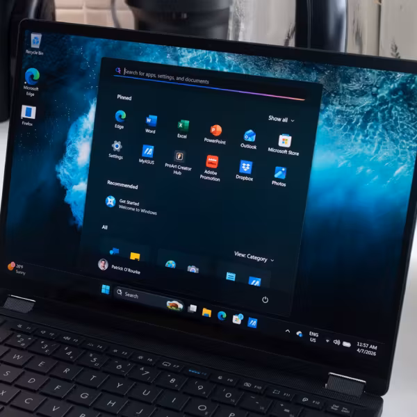 Ноутбук с открытым меню приложений Windows 11 на экране