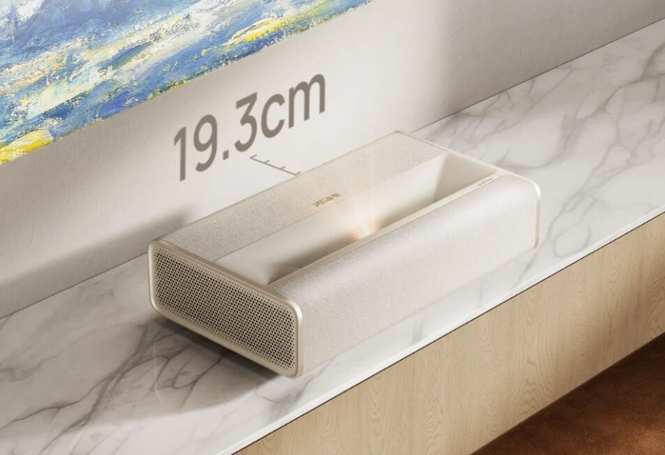 Беспроводной динамик Xgimi на мраморной поверхности