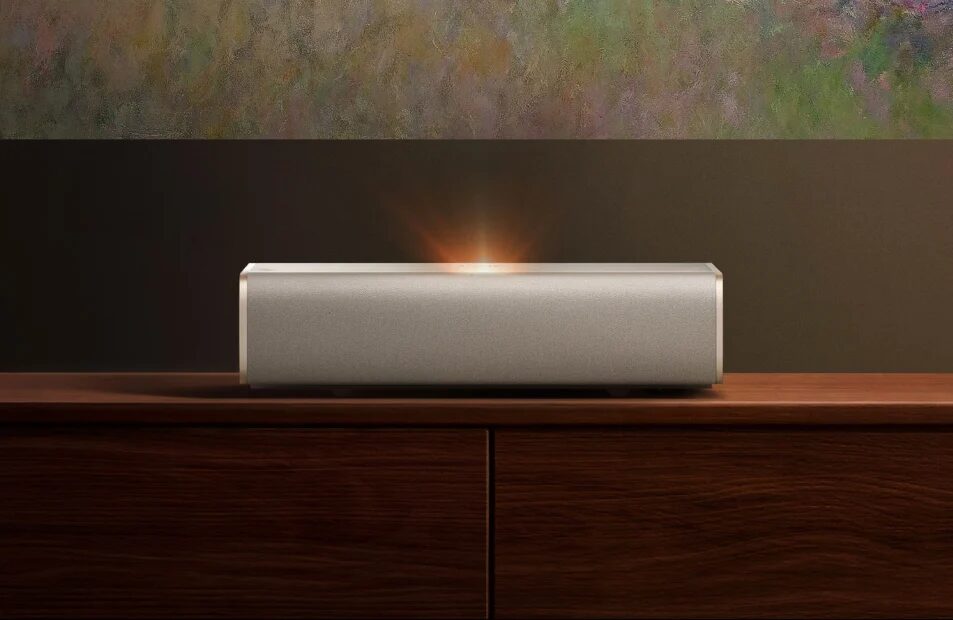 Блочный портативный проектор Xgimi Mira 4K на деревянной поверхности