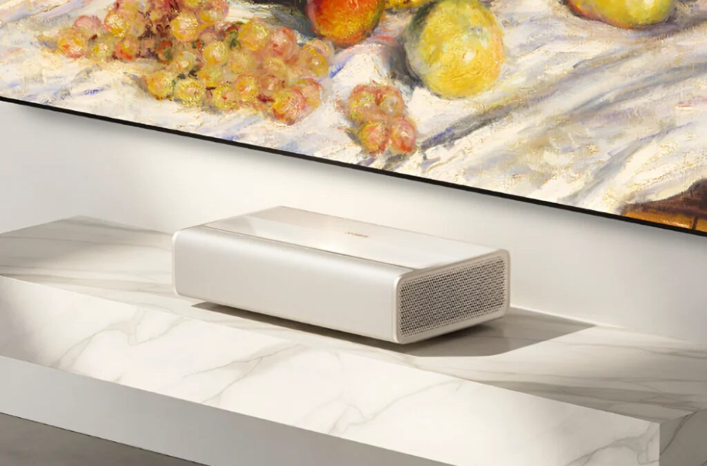 Ультракороткофокусный проектор Xgimi MIRA 4K Pro на столе