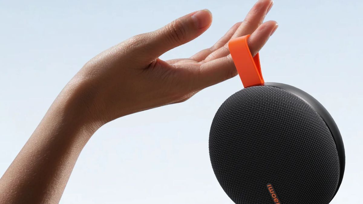 Bluetooth-колонка Xiaomi Essential в руке человека