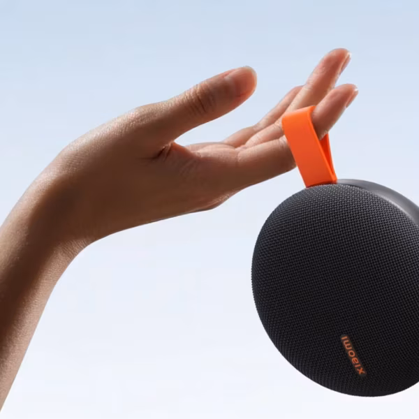Bluetooth-колонка Xiaomi Essential в руке человека