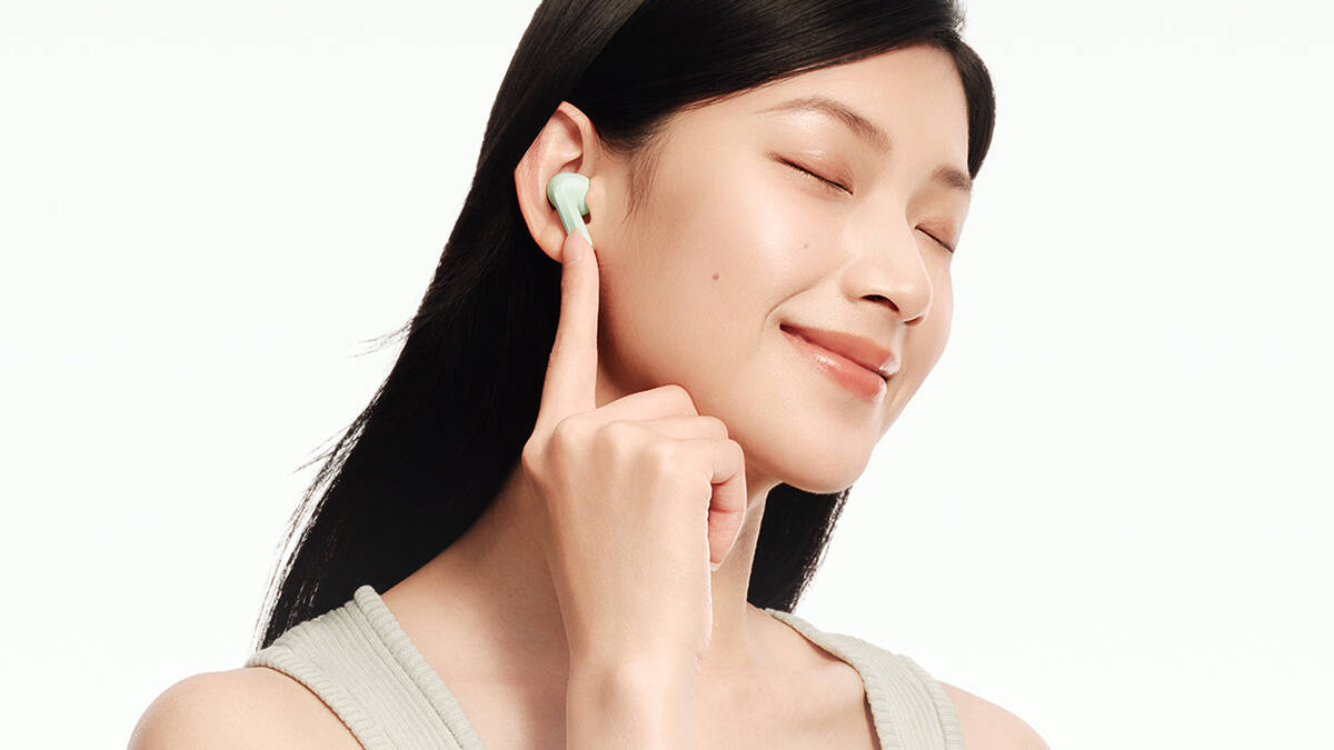 Женщина носит беспроводные наушники Redmi Buds 8 с закрытыми глазами