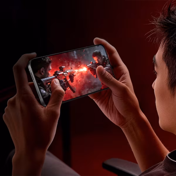 Мужчина играет в мобильную игру на Redmi K90 Max