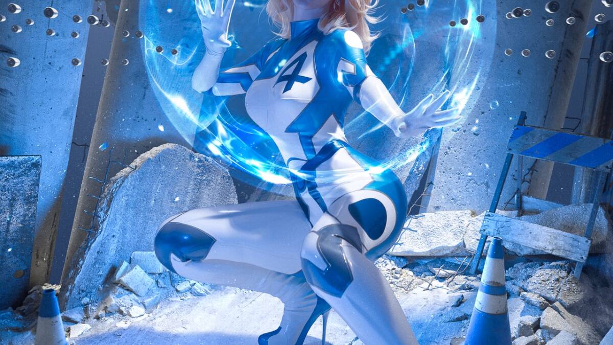 Косплей Лада Люмос Женщина-невидимка с голубым светящимся эффектом