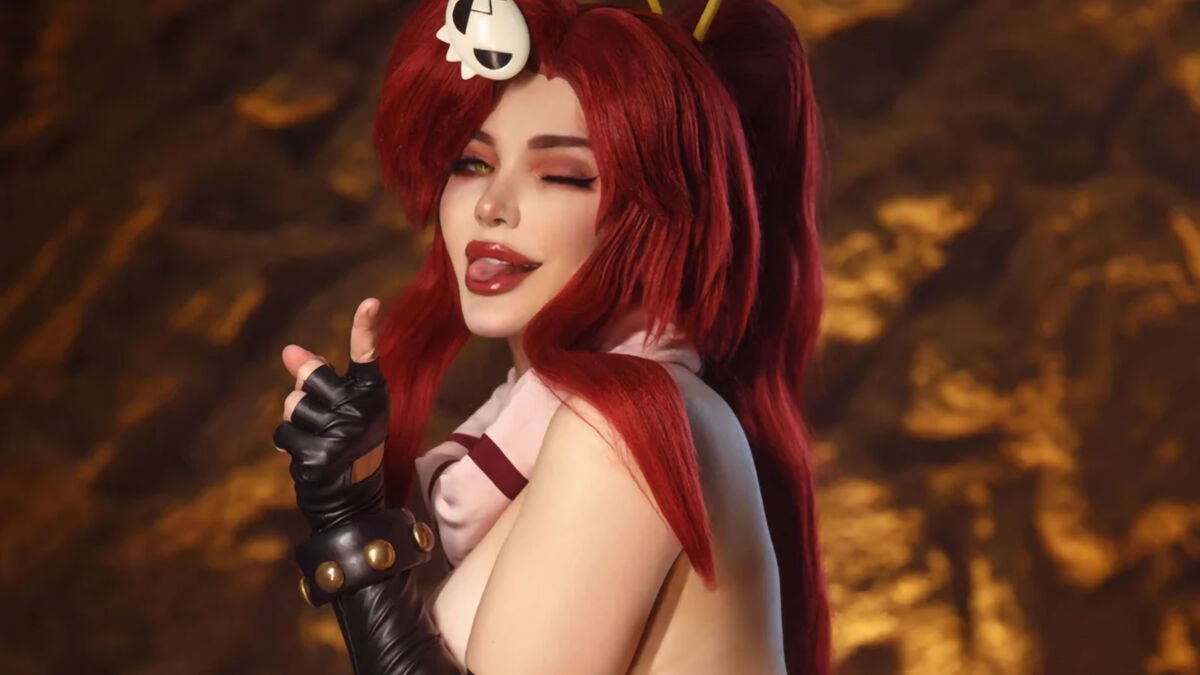 Косплей Йоко Литтнер из аниме Гуррен-Лаганн девушка с красными волосами в костюме