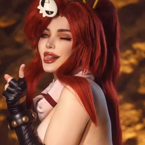 Косплей Йоко Литтнер из аниме Гуррен-Лаганн девушка с красными волосами в костюме