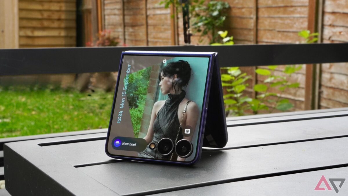 Складной телефон Samsung Galaxy Z Flip 8, дисплей с изображением