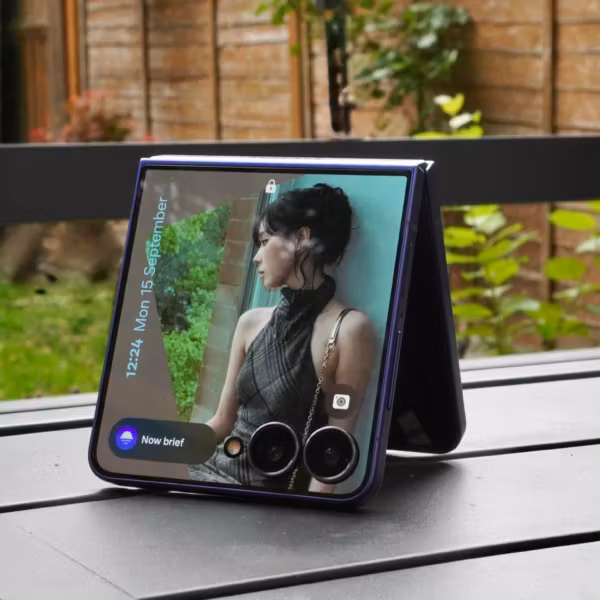 Складной телефон Samsung Galaxy Z Flip 8, дисплей с изображением