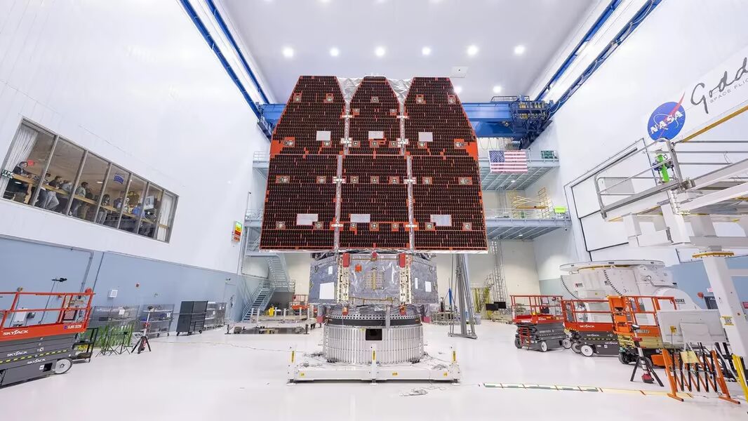 Модуль телескопа NASA и оборудование внутри помещения