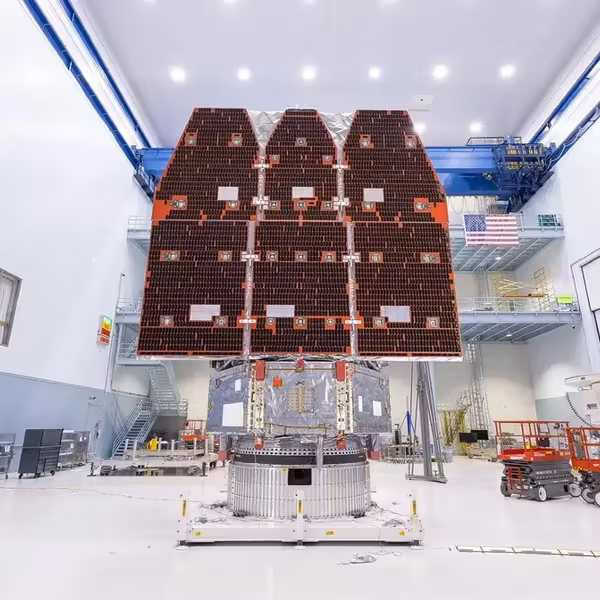 Модуль телескопа NASA и оборудование внутри помещения