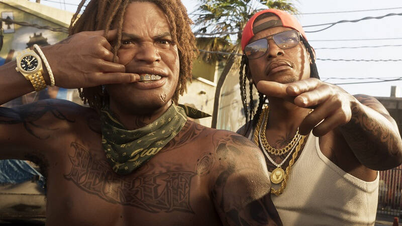 Два мужчины делают селфи в уличной обстановке GTA VI