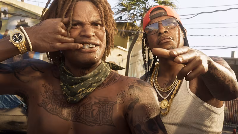 Два мужчины делают селфи в уличной обстановке GTA VI