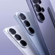 Три цветных смартфона Samsung Galaxy S27 Pro с камерами