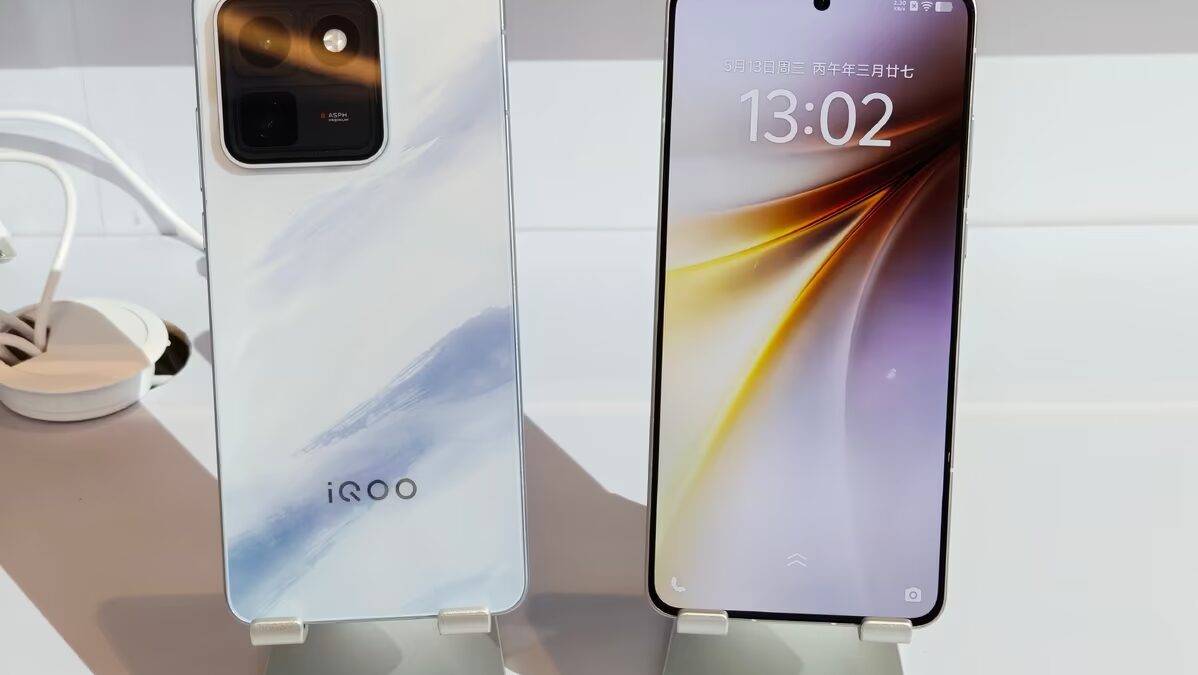 Два смартфона iQOO 15T на дисплеях и задней панели