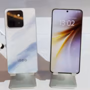 Два смартфона iQOO 15T на дисплеях и задней панели