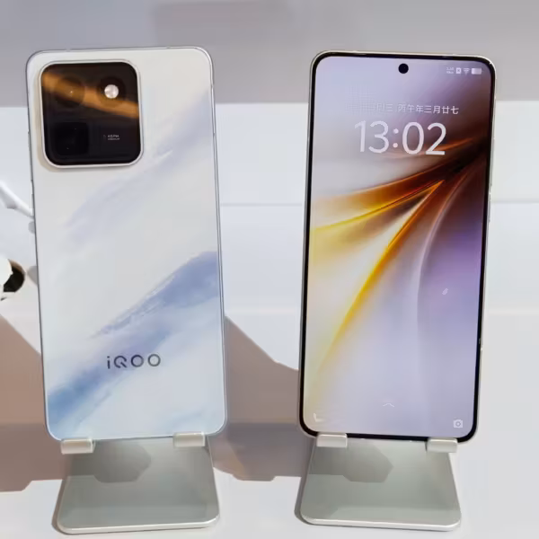 Два смартфона iQOO 15T на дисплеях и задней панели