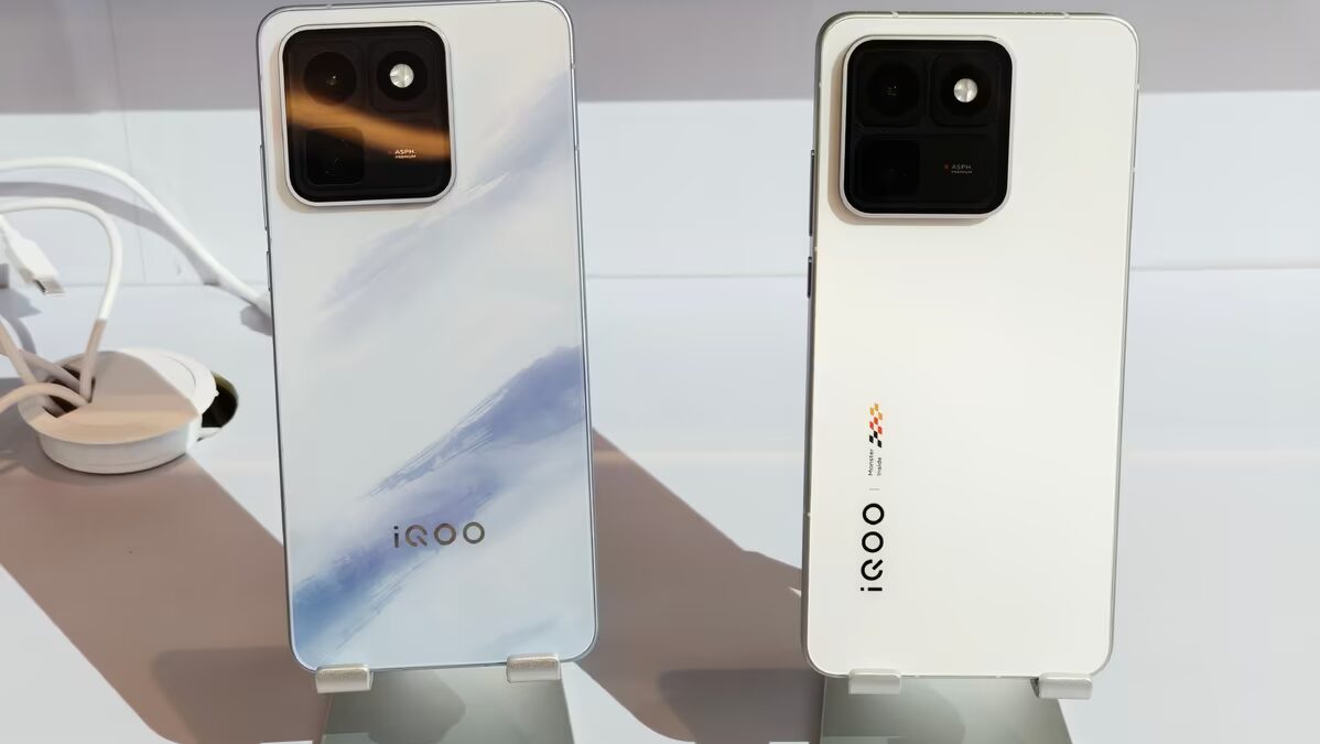 Два смартфона iQOO 15T на витрине