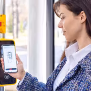 Женщина использует NFC для виртуальной Тройки на смартфоне