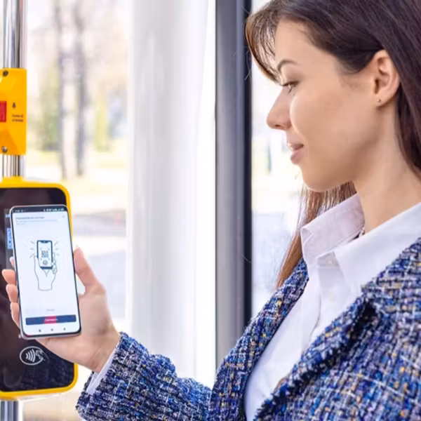 Женщина использует NFC для виртуальной Тройки на смартфоне