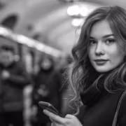 Девушка в метро с телефоном интернет в метро Москвы