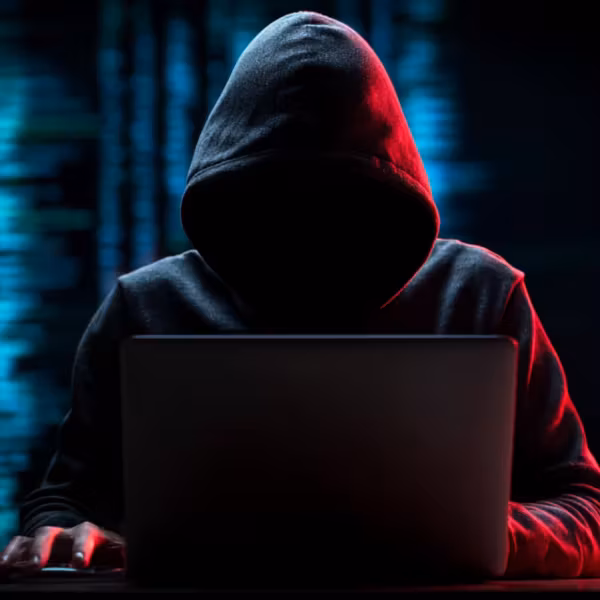Человек в капюшоне в тёмной комнате Kaspersky терраоперация Ramz