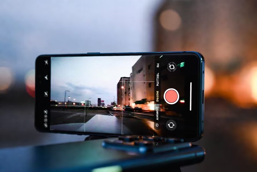 Смартфон Samsung Galaxy снимает видео ночного города