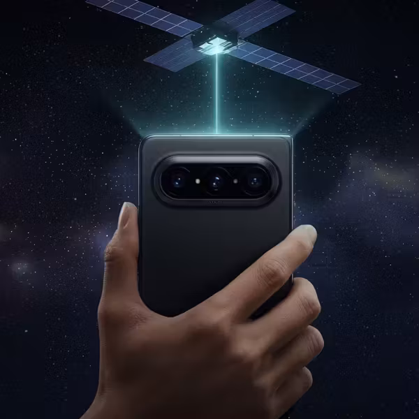 Модель смартфона Huawei Pura X Max+ в руке в космосе