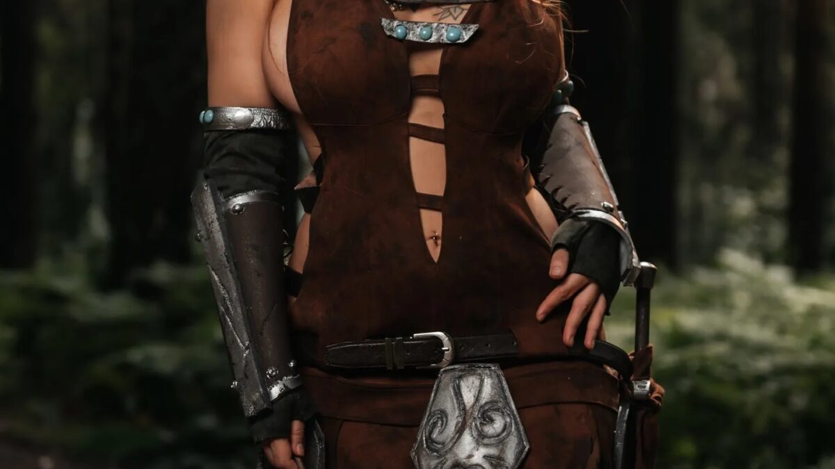 Женщина в фантастическом костюме Skyrim Эйла Охотница