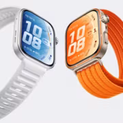 Две смарт-часы Huawei Watch Fit 5 на белом и оранжевом ремнях