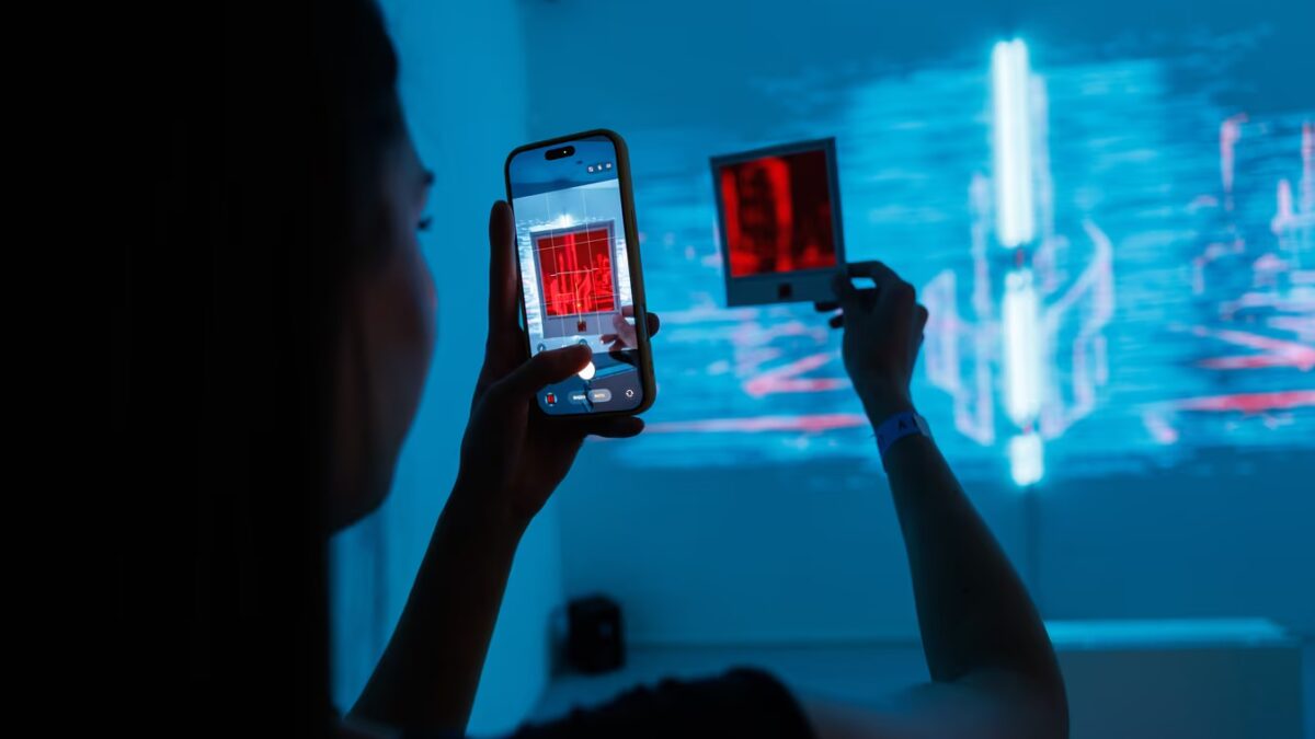 Человек снимает на телефон изображение базовой станции МТС 5G