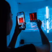 Человек снимает на телефон изображение базовой станции МТС 5G